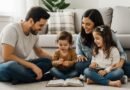 Família cristã unida e feliz estudando a Bíblia no chão da sala, representando o conceito de Educação Bíblica dos Filhos.