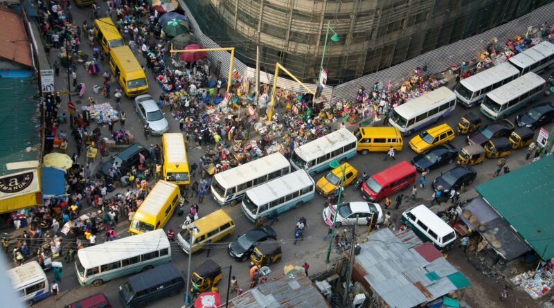 Grupo de cristãos na Nigéria em oração pela libertação