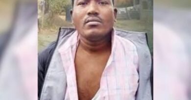 Pastor perseguido na Índia enfrentando humilhação e violência por sua fé.