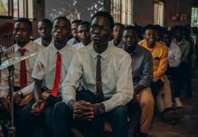 Líder cristão em oração simbolizando a resistência e a repressão na Nicarágua.