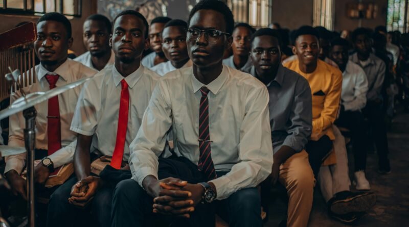 Líder cristão em oração simbolizando a resistência e a repressão na Nicarágua.