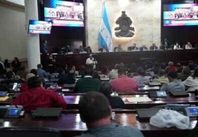 Criança lendo as Escrituras, ilustrando a nova lei de Honduras que aprova a Bíblia nas escolas públicas.