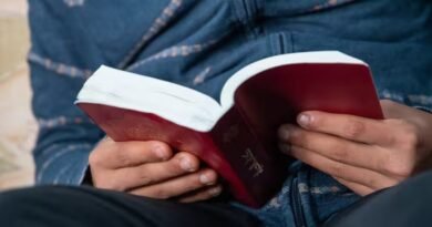 Jovem cristão Omar lendo a Bíblia no Marrocos em momento de fé e perseguição