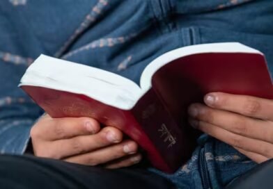Jovem cristão Omar lendo a Bíblia no Marrocos em momento de fé e perseguição