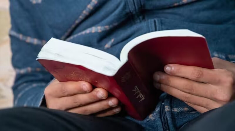Jovem cristão Omar lendo a Bíblia no Marrocos em momento de fé e perseguição