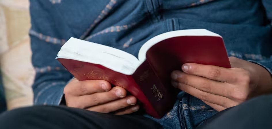 Jovem cristão Omar lendo a Bíblia no Marrocos em momento de fé e perseguição