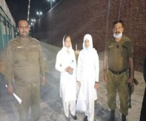 Enfermeiras cristãs Maryam Lal e Newosh Arooj após serem absolvidas da lei de blasfêmia no Paquistão em 2026