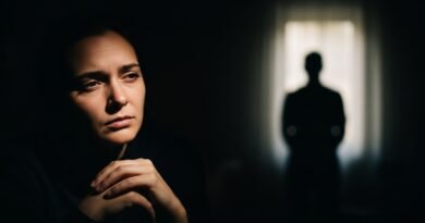 abuso espiritual - imagem representativa de pessoa oprimida com luz de esperança ao fundo