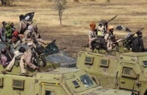 Combatentes da Província da África Ocidental do Estado Islâmico no nordeste da Nigéria onde cristãos na Nigéria são perseguidos