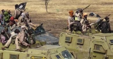 Combatentes da Província da África Ocidental do Estado Islâmico no nordeste da Nigéria onde cristãos na Nigéria são perseguidos