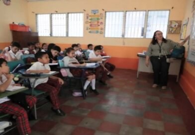 Reunião do Congresso de Honduras com líderes cristãos sobre o projeto da Bíblia nas escolas.