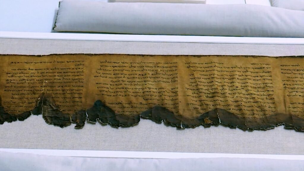 Exposição dos Manuscritos do Mar Morto no Museu da Bíblia comprovando a confiabilidade da Bíblia