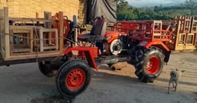 Crianças no Laos sentadas em mesas e cadeiras doadas, participando do projeto de alfabetização bíblica de Noy.