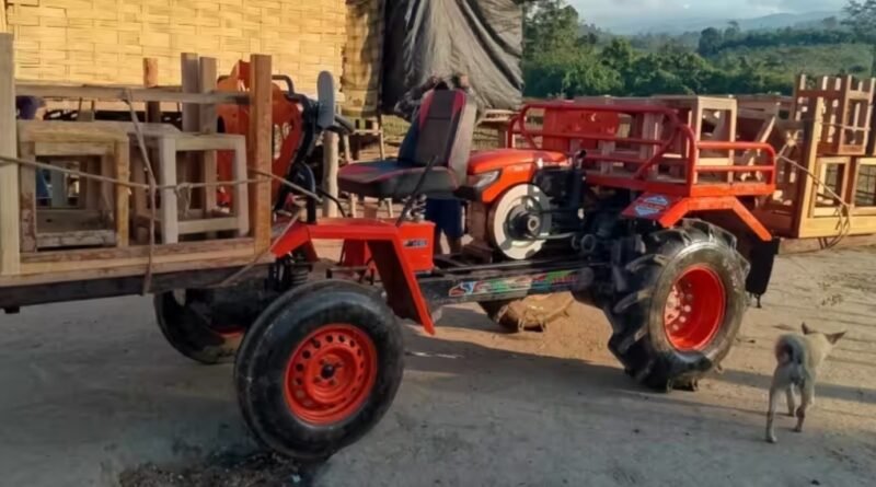 Crianças no Laos sentadas em mesas e cadeiras doadas, participando do projeto de alfabetização bíblica de Noy.