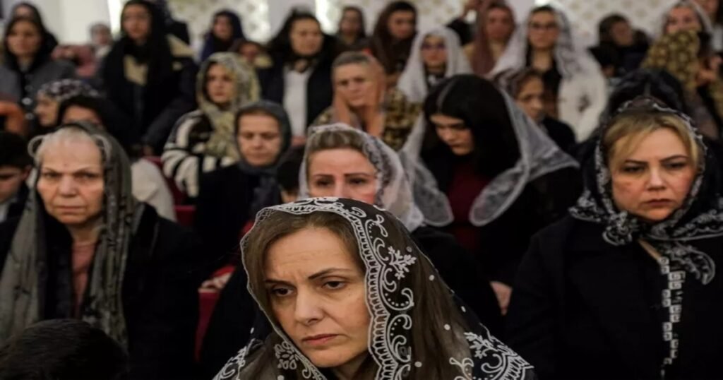 Fiéis participando de missa na Catedral dos Santos Apóstolos em Erbil, representando a resistência dos cristãos assírios.