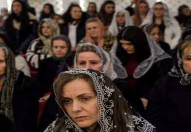 Fiéis participando de missa na Catedral dos Santos Apóstolos em Erbil, representando a resistência dos cristãos assírios.