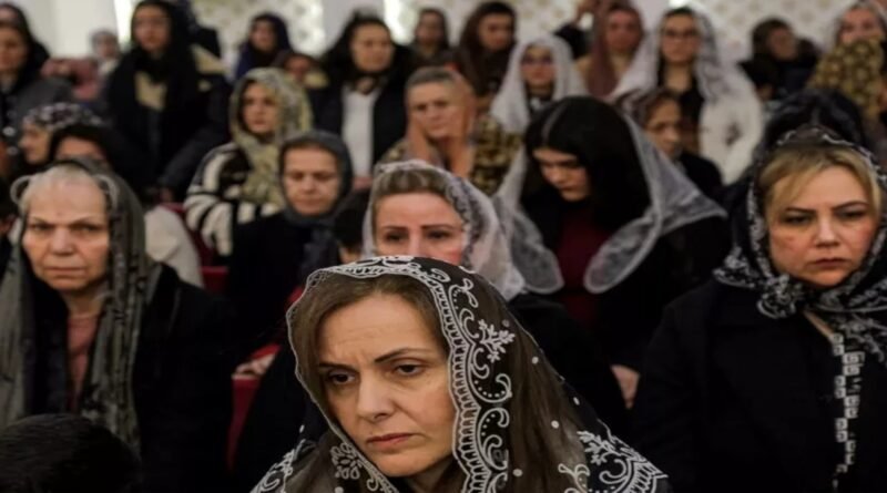 Fiéis participando de missa na Catedral dos Santos Apóstolos em Erbil, representando a resistência dos cristãos assírios.