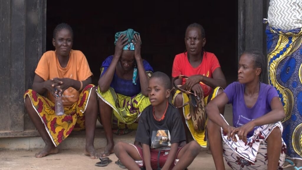Cristãos na Nigéria orando em comunidade, representando a resiliência da igreja perseguida em 2026.