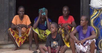 Cristãos na Nigéria orando em comunidade, representando a resiliência da igreja perseguida em 2026.