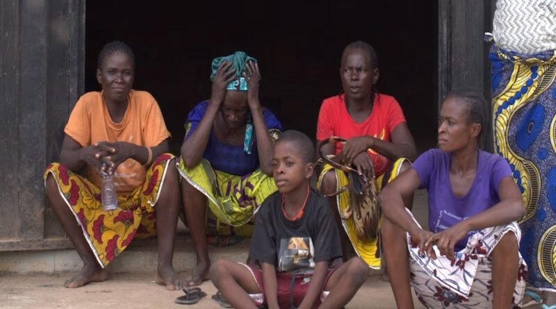 Cristãos na Nigéria orando em comunidade, representando a resiliência da igreja perseguida em 2026.