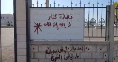 Muro pichado com ameaças extremistas contra cristãos na Síria em 2026.