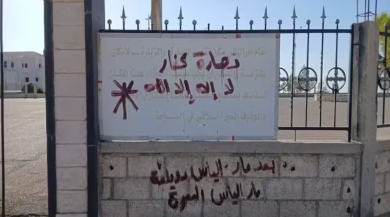 Muro pichado com ameaças extremistas contra cristãos na Síria em 2026.