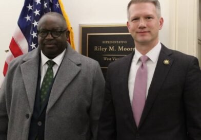 Deputado americano Riley Moore em reunião com o governador de Plateau para defender cristãos nigerianos em 2026