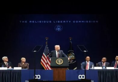 Liberdade Religiosa nos EUA 2026: Comissão de Trump é Processada