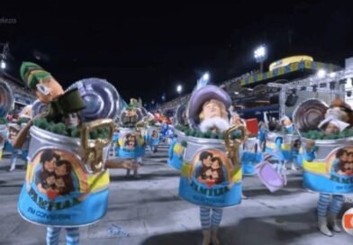 Ala da escola de samba Acadêmicos de Niterói ridicularizando cristãos