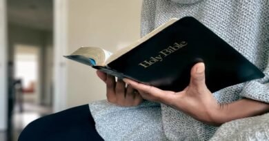 Cristão realizando a leitura da Bíblia em um momento devocional matutino.