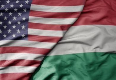 Representantes dos governos dos Estados Unidos e da Hungria em acordo oficial para combater a perseguição aos cristãos.