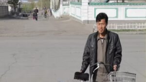 Cristão Jang retornando para sua família após ser solto da prisão na Coreia do Norte.