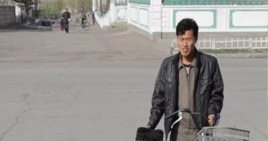 Cristão Jang retornando para sua família após ser solto da prisão na Coreia do Norte.