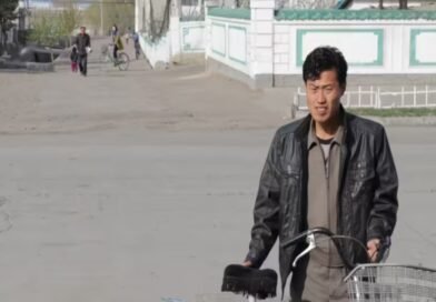 Cristão Jang retornando para sua família após ser solto da prisão na Coreia do Norte.