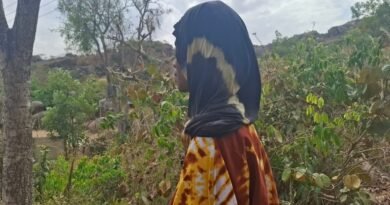 Jovens cristãs nigerianas unidas em oração por Leah Sharibu no Centro Shalom