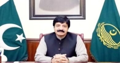 Cristãos no Paquistão: Governador Saleem Haider Khan sancionando a lei contra o casamento infantil em Punjab.