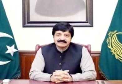 Cristãos no Paquistão: Governador Saleem Haider Khan sancionando a lei contra o casamento infantil em Punjab.