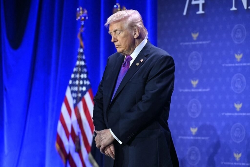 Donald Trump em momento de oração destacando a liberdade religiosa nos EUA durante evento em Washington.