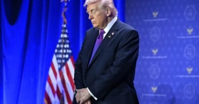 Donald Trump em momento de oração destacando a liberdade religiosa nos EUA durante evento em Washington.