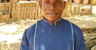 Reverendo Bulus Madaki com sua filha e genro, vítimas de assassinato por perseguição aos cristãos na Nigéria.