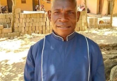 Reverendo Bulus Madaki com sua filha e genro, vítimas de assassinato por perseguição aos cristãos na Nigéria.