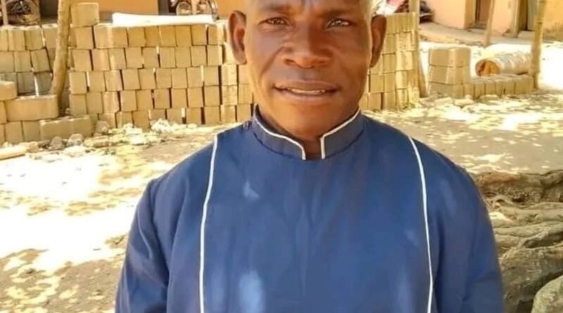 Reverendo Bulus Madaki com sua filha e genro, vítimas de assassinato por perseguição aos cristãos na Nigéria.