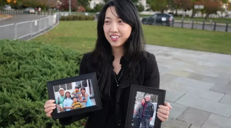 Grace Jin Drexel segura fotos do seu pai, o pastor Ezra Jin, durante denúncia sobre a perseguição aos cristãos na China