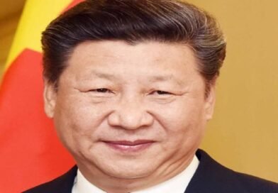 Perseguição na China: Câmeras de vigilância em frente a um prédio na China, representando o autoritarismo digital.