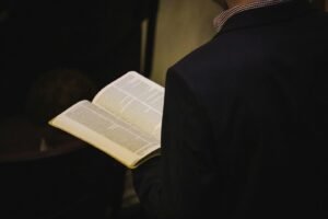 O homem que não chora: quando a dor vira prisão