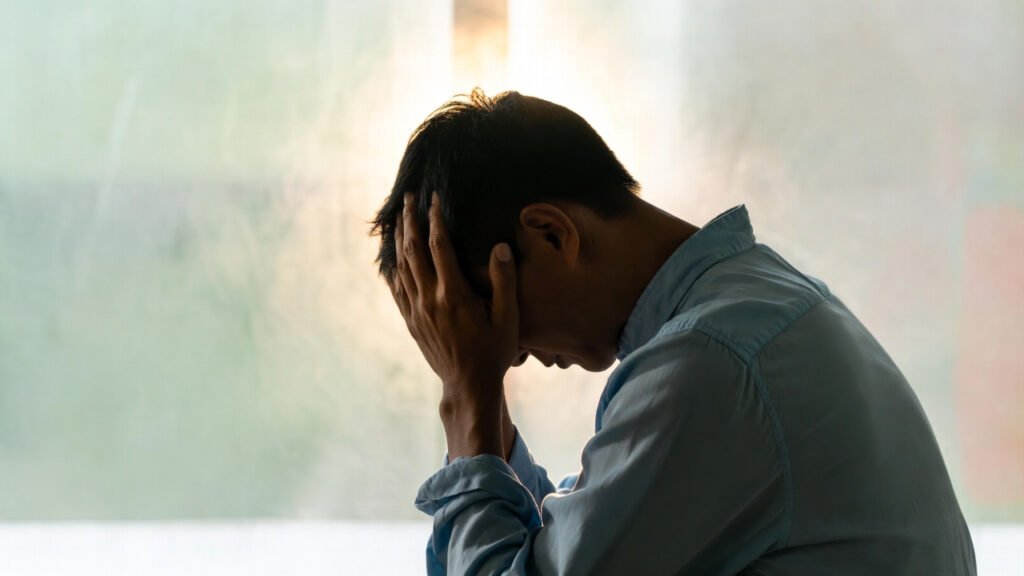 cansaço da alma - imagem representativa de pessoa em exaustão profunda com luz de esperança