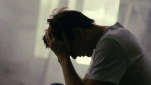 cansaço da alma - imagem representativa de pessoa em exaustão profunda com luz de esperança