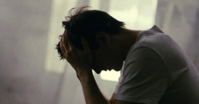 cansaço da alma - imagem representativa de pessoa em exaustão profunda com luz de esperança