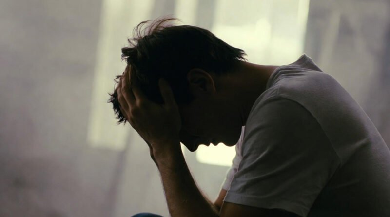 cansaço da alma - imagem representativa de pessoa em exaustão profunda com luz de esperança