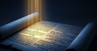 Pergaminho antigo iluminado por luz celestial representando a presciência de Deus e a eleição divina segundo 1 Pedro 1:2